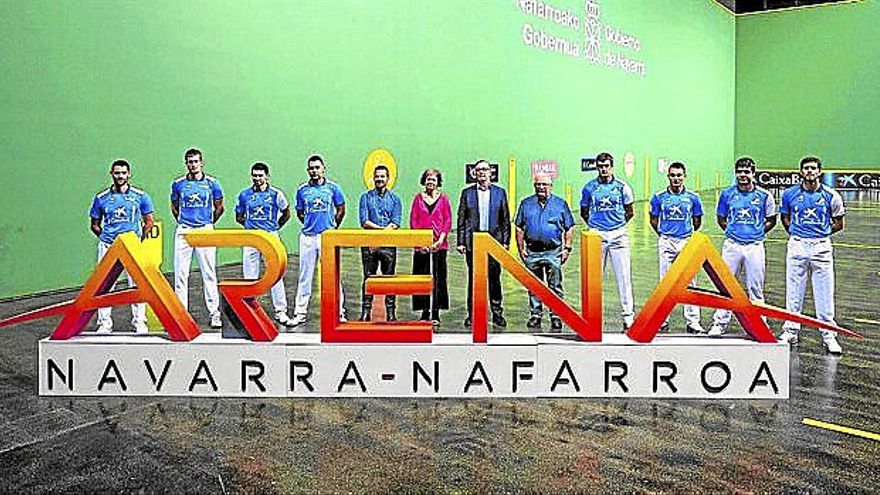 Los ocho semifinalistas, posando ayer con las autoridades y organizadores en el frontón del Navarra Arena. | FOTO: IBAN AGUINAGA