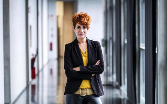 Bakartxo Ruiz, portavoz de EH Bildu, posa en el Parlamento.