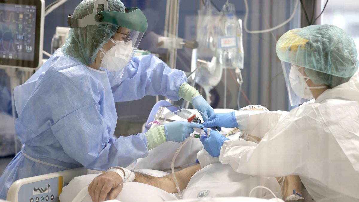 Enfermeras de Osakidetza tratan a un paciente hospitalizado en la UCI por covid.
