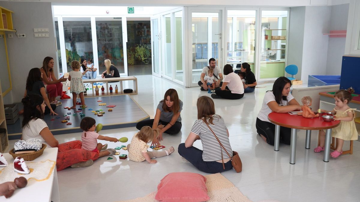 Comienzo del curso este martes en la escuela infantil 'Hello Azpilagaña'.