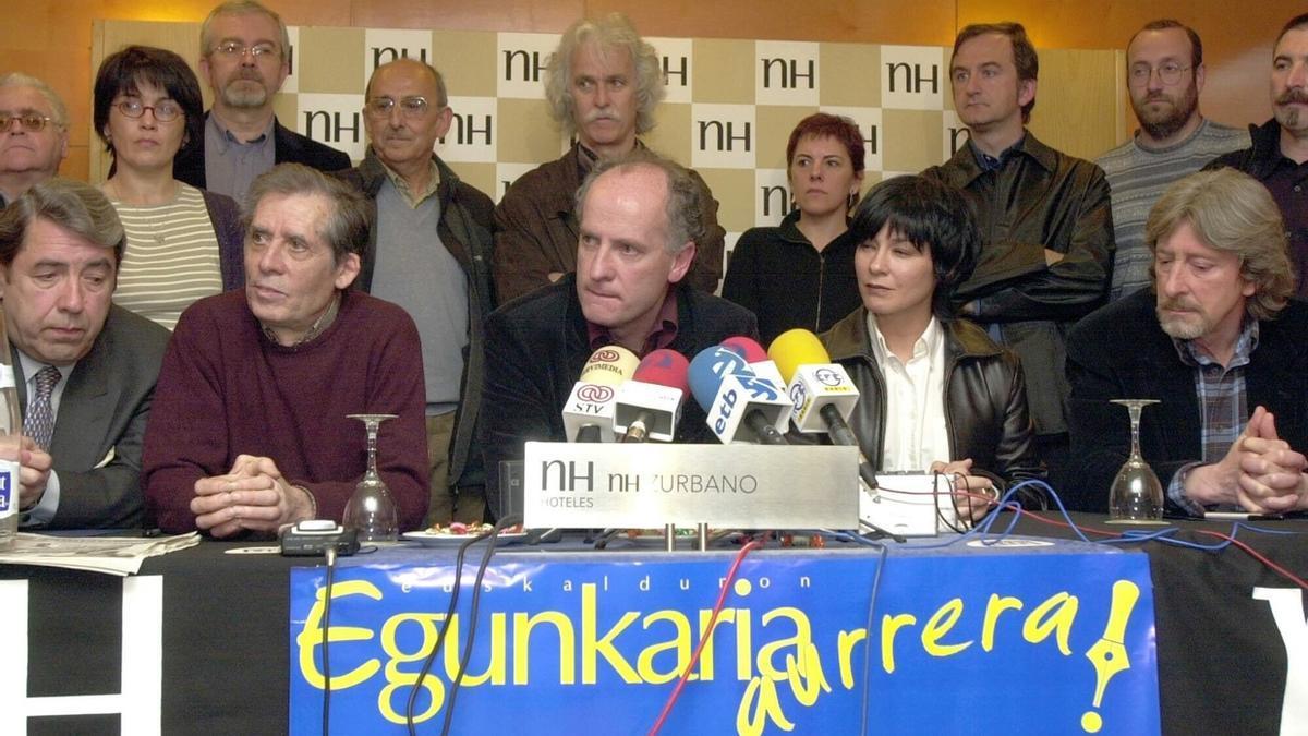 Imagen de archivo del director de Egunkaria, Martxelo Otamendi (c), durante la rueda de prensa ofrecida, después de declarar ante el juez de la Audiencia Nacional Guillermo Ruiz Polanco, por denunciar torturas tras su detención