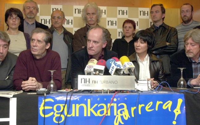 Imagen de archivo del director de Egunkaria, Martxelo Otamendi (c), durante la rueda de prensa ofrecida, despu&eacute;s de declarar ante el juez de la Audiencia Nacional Guillermo Ruiz Polanco, por denunciar torturas tras su detenci&oacute;n