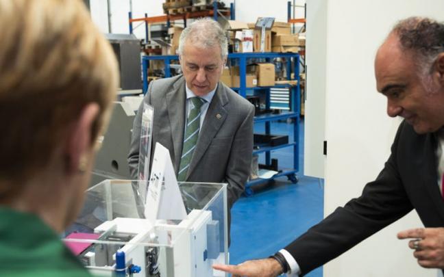 Urkullu asiste a la puesta en marcha de la primera m&aacute;quina de soldadura de fricci&oacute;n, de la cooperativa BERKOA.