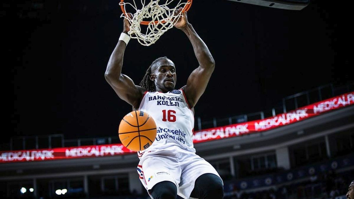 Jerry Boutsiele se cuelga del aro del Igokea.