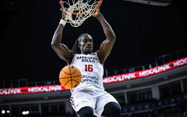 Jerry Boutsiele se cuelga del aro del Igokea.