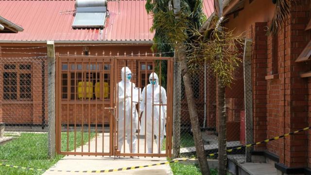 Personal sanitario con trajes protectores frente al ébola en un hospital de Entebbe, Uganda.