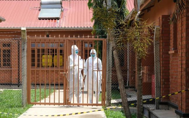 Personal sanitario con trajes protectores frente al &eacute;bola en un hospital de Entebbe, Uganda.