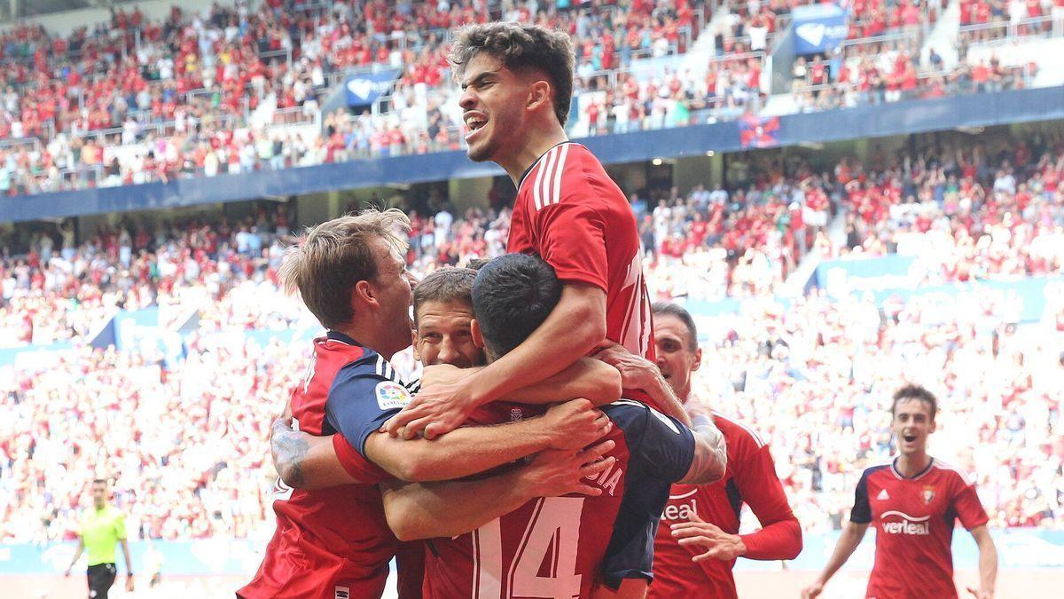 Abde celebra con sus nuevos compañeros el gol de la victoria a pase suyo.