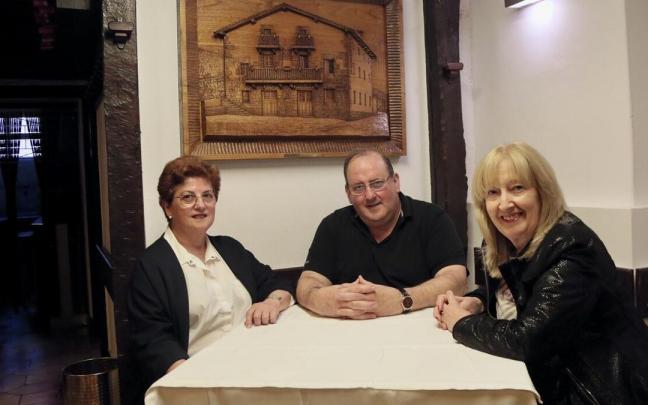 Nekane, Víctor y Espe, dentro del Mendizorrotz, ya cerrado por jubilación.