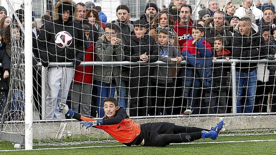 Mikel Cruz, portero del Ezkaba, detiene uno de los lanzamientos de penalti de Úriz Pi.