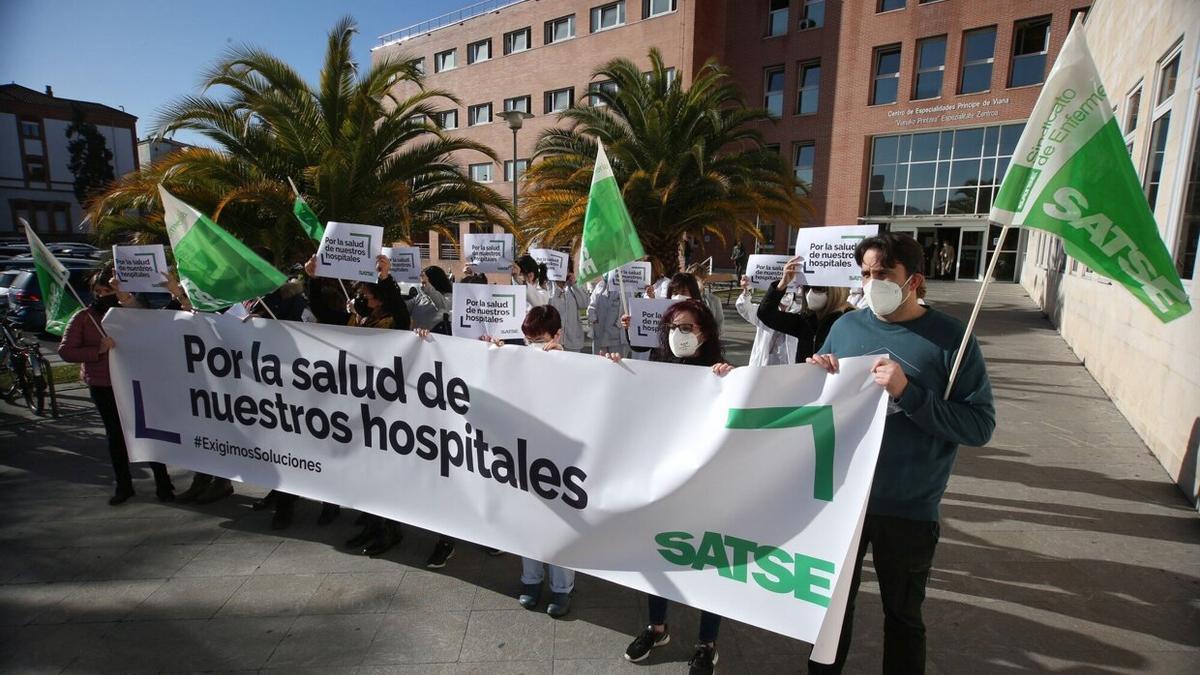 Concentración convocada por el sindicato Satse en protesta por el "deterioro" de la Atención Especializada