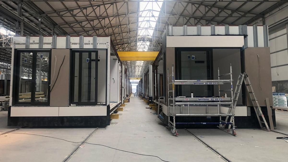 Cadena de montaje de módulos de viviendas industrializadas en fabricación para AEDAS Homes.