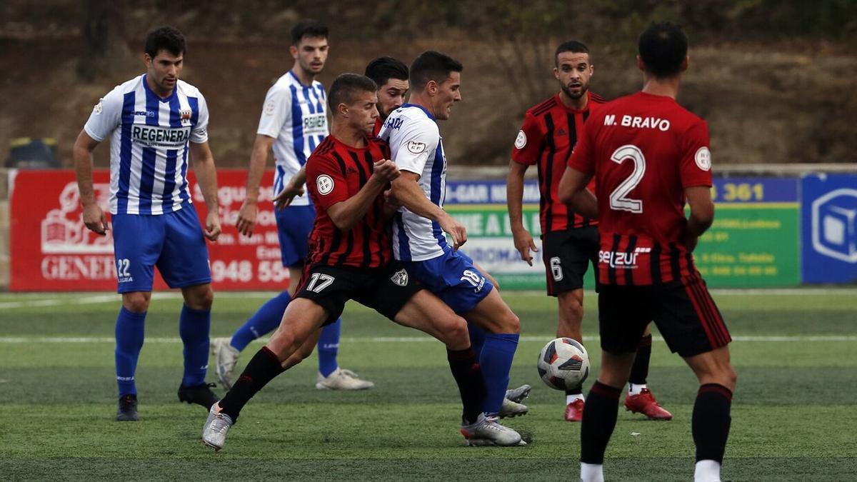 Lance del partido entre el Izarra y Arenas de Getxo.