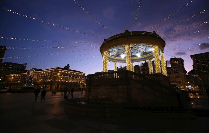 Iluminación navideña en la plaza del Castillo