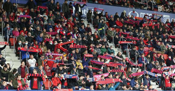 Aficionados viendo el partido Osasuna - Real Madrid, de Primera División de la Liga española.