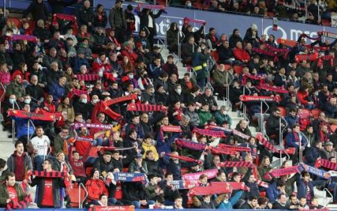 Aficionados viendo el partido Osasuna - Real Madrid, de Primera División de la Liga española. Aficionados viendo el partido Osasuna - Real Madrid, de Primera División de la Liga española.