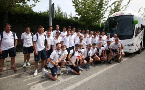 La expedición del Txantrea, momentos antes de emprender el viaje a las Rozas, donde disputarán el partido de mañana ante el Beasain.