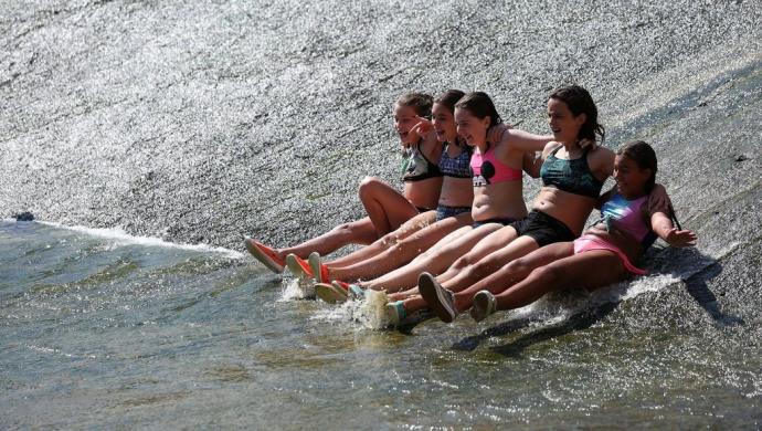 Jóvenes de Siñarzubi, en la Txantrea, durante una de las actividades de la ludoteca.