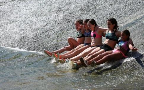 Jóvenes de Siñarzubi, en la Txantrea, durante una de las actividades de la ludoteca. Jóvenes de Siñarzubi, en la Txantrea, durante una de las actividades de la ludoteca.