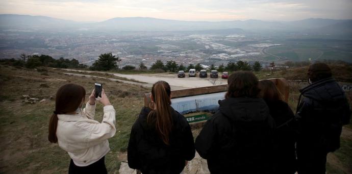 Monte Ezkaba con ciclistas y caminantes.