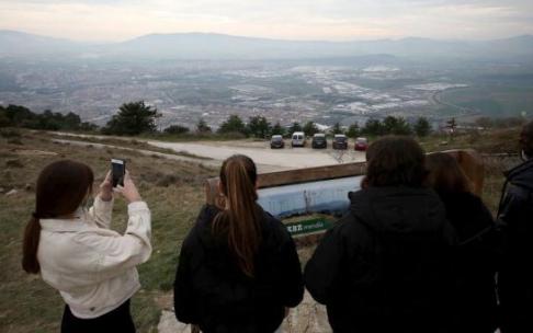 Monte Ezkaba con ciclistas y caminantes.