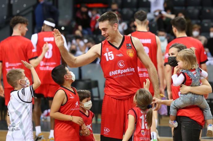 Homenaje del club a Narros por su retirada del baloncesto.