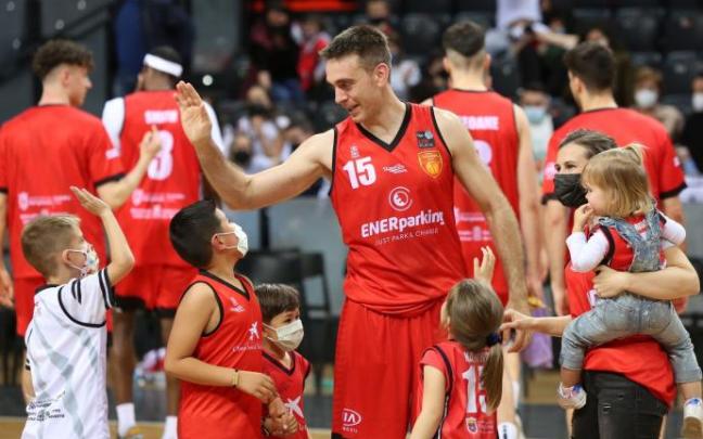 Homenaje del club a Narros por su retirada del baloncesto.