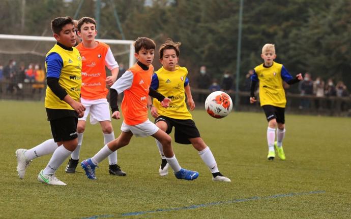 Lance de juego en los octavos de final entre el Patxi Larrainza (naranja) y el Esclavas del Sagrado Corazón (amarillo).