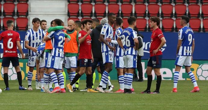 Jugadores de Osasuna y Real Sociedad se saludan al acabar el partido de la pasada liga en El Sadar