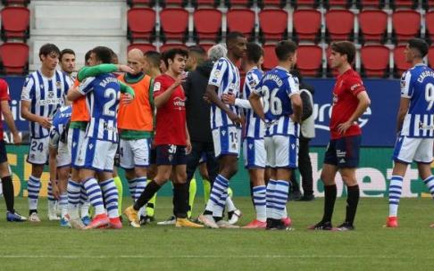 Jugadores de Osasuna y Real Sociedad se saludan al acabar el partido de la pasada liga en El Sadar Jugadores de Osasuna y Real Sociedad se saludan al acabar el partido de la pasada liga en El Sadar