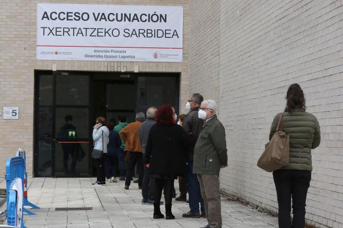 Personas esperando para recibir la vacuna contra el coronavirus