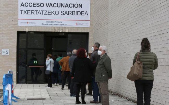 Personas esperando para recibir la vacuna contra el coronavirus