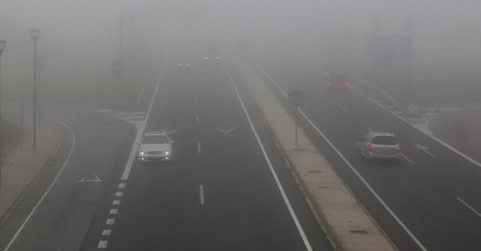 La niebla es un fenómeno meteorológico muy peligroso si se va al volante.
