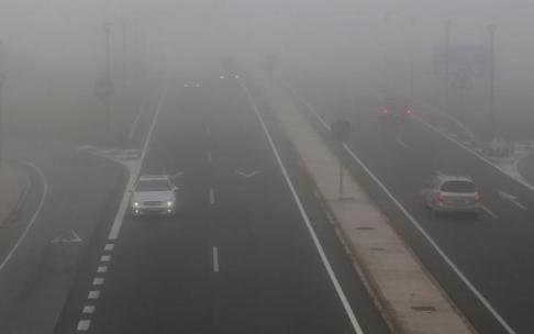 La niebla es un fenómeno meteorológico muy peligroso si se va al volante. La niebla es un fenómeno meteorológico muy peligroso si se va al volante.