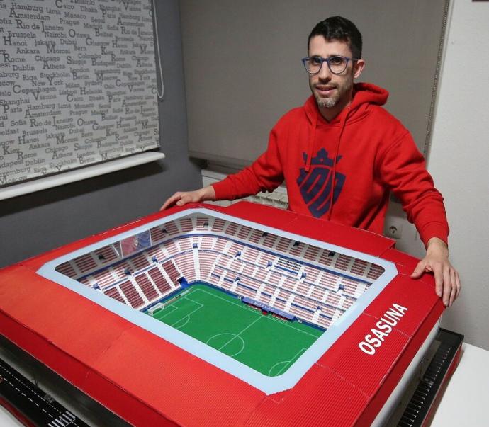 Mikel Fernández posa con su maqueta de El Sadar en su casa de la Txantrea.