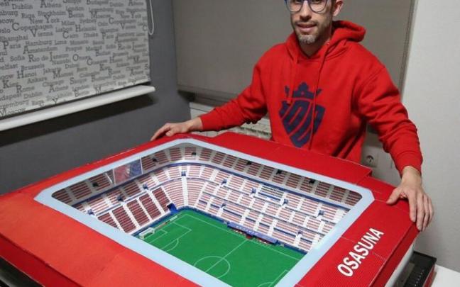 Mikel Fernández posa con su maqueta de El Sadar en su casa de la Txantrea.