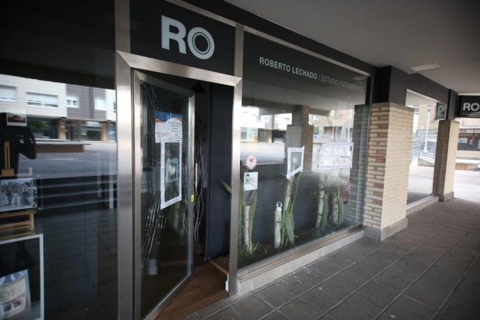 Tienda del fotógrafo Roberto Lechado, atacada por delincuentes.