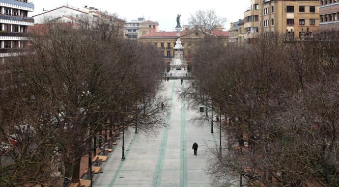 Vista del paseo de Sarasate. Al fondo el Monumento a los Fueros