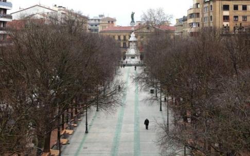 Vista del paseo de Sarasate. Al fondo el Monumento a los Fueros Vista del paseo de Sarasate. Al fondo el Monumento a los Fueros
