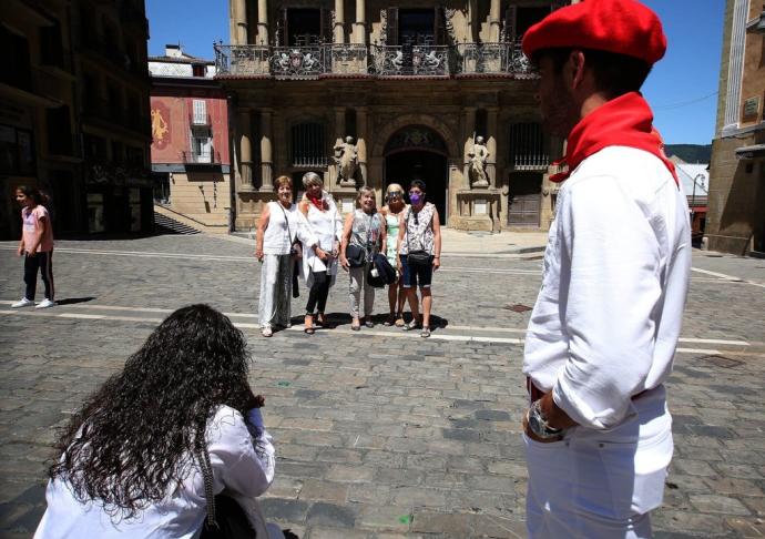 Cinco mujeres posan delante de la fachada del Ayuntamiento de Pamplona.