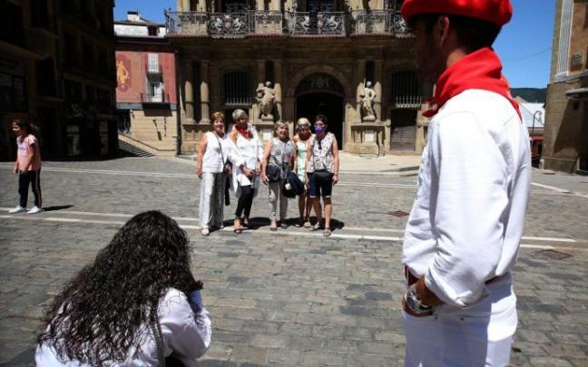 Cinco mujeres posan delante de la fachada del Ayuntamiento de Pamplona. Cinco mujeres posan delante de la fachada del Ayuntamiento de Pamplona.