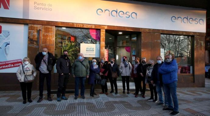 Una decena de vecinos, congregados ante la oficina de Endesa.