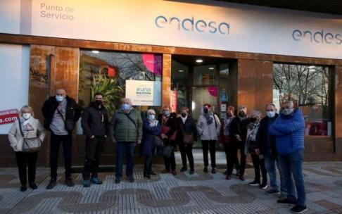 Una decena de vecinos, congregados ante la oficina de Endesa.