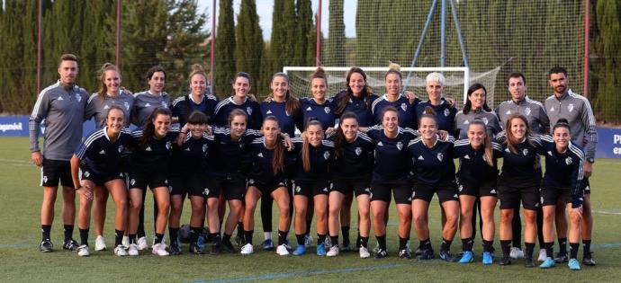 La plantilla de Osasuna Femenino posa antes de un entrenamiento.