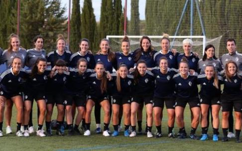 La plantilla de Osasuna Femenino posa antes de un entrenamiento. La plantilla de Osasuna Femenino posa antes de un entrenamiento.