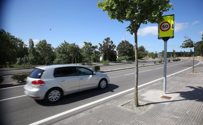 Radar de la Avenida de San Jorge en dirección a Landaben, poco antes de llegar a la calle A del polígono industrial. El radar está detrás de un árbol.