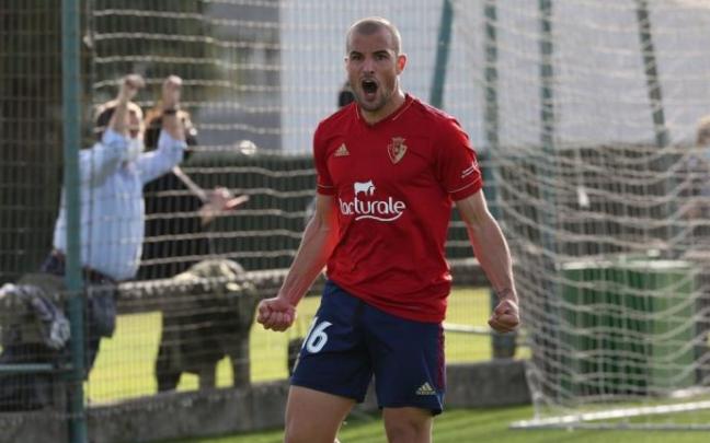 Joel Rodríguez celebra su gol al Ejea.