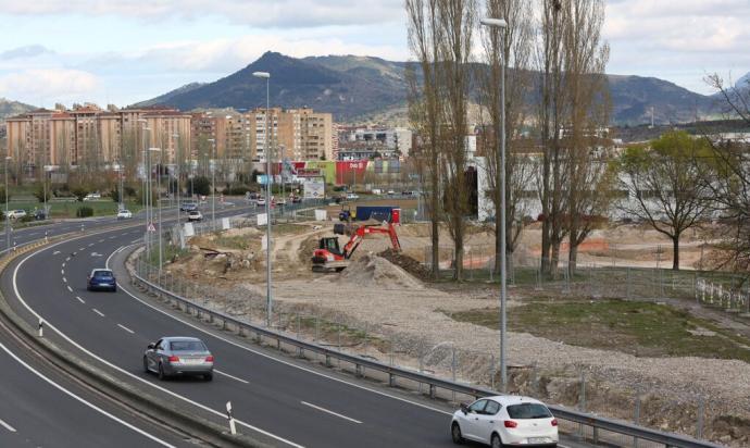 Las obras han comenzado ya frente a las cocheras de la Mancomunidad, en el acceso a Orvina desde la Ronda norte.