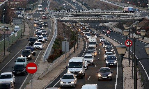 Atascos a primera hora de la mañana en la entrada a Pamplona por Zizur Mayor, en la A-12.