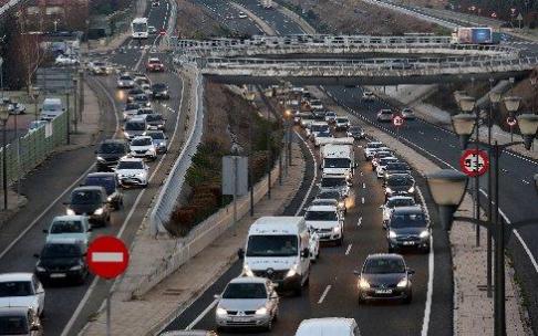 Atascos a primera hora de la mañana en la entrada a Pamplona por Zizur Mayor, en la A-12. Atascos a primera hora de la mañana en la entrada a Pamplona por Zizur Mayor, en la A-12.